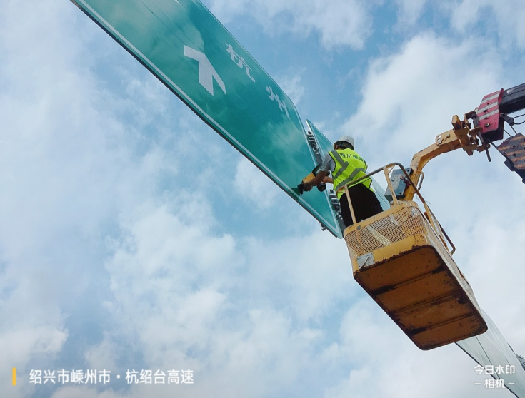 而今迈步从头跃  笃定前行绽芳华